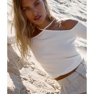 DISSH White Off-Shoulder Crop Top